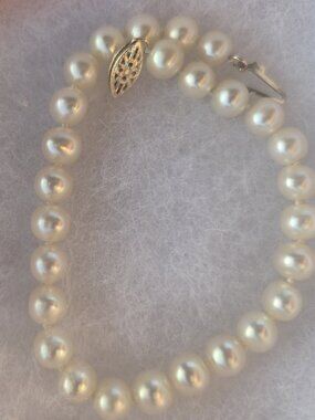 Vintage Akoya saltwater cultured pearl single strand beautiful classic bracelet